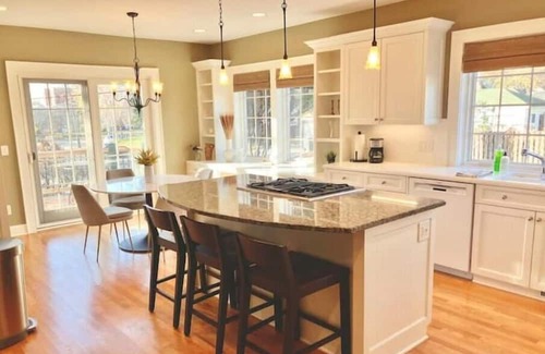 Northeast Minneapolis House | Sunny penthouse-style living with private deck