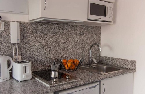 Benicalap Apartment | 10 Minuten zum Stadtzentrum, Haustürbus, Straßenbahn 3 Minuten. Studio Grass