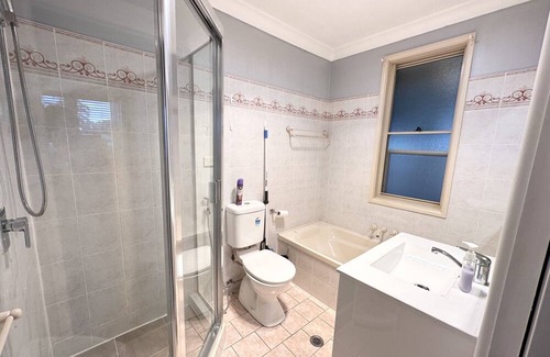 Warwick Farm House | Cosy home in Central Liverpool walking to train, bus, shops and restaurants