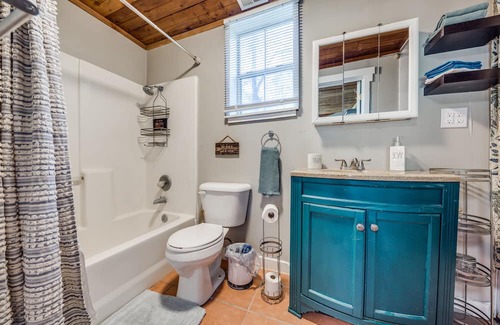 Vance Jackson Cottage | Charming Guesthouse-Centrally Located