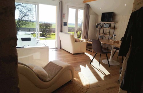 Courgains House | La Suite Bucolique Avec SPA Privatif, Idéal Pour une Pause Détente