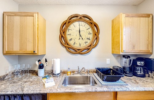 Fernandina Beach House | Bright & charming getaway with generous yard, W/D, & deck - near beaches & golf