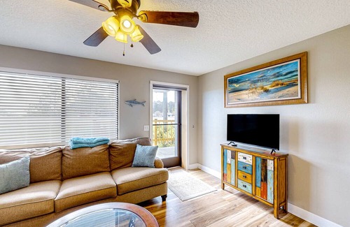 Fernandina Beach House | Bright & charming getaway with generous yard, W/D, & deck - near beaches & golf