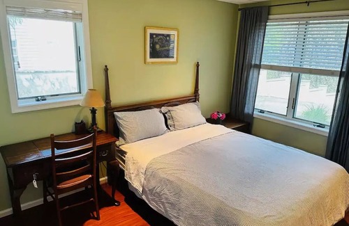Broomall House | Sophia's Garden Flat A- Quiet & Convenient Suburb