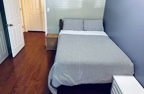 Broomall House | Sophia's Garden Flat A- Quiet & Convenient Suburb