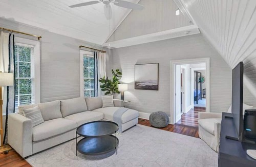 Earlewood House | The Wren | 1BR 2BA Guesthouse