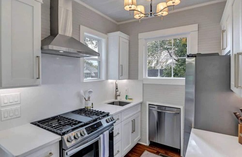 Earlewood House | The Wren | 1BR 2BA Guesthouse