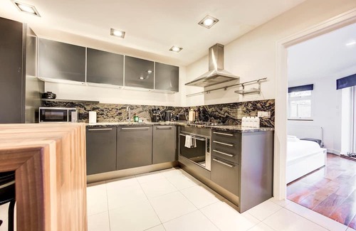 Hendon House | GuestReady - Contemporary Charm in Hendon