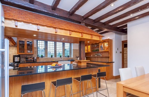 Farsley House | Pass the Keys | Majestic Farmhouse Barn 8 Guests