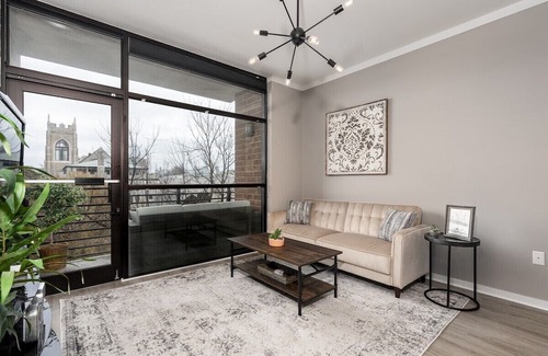 Fourth Ward Condo | Free Parking I Uptown Luxury w/ Pool & Rooftop