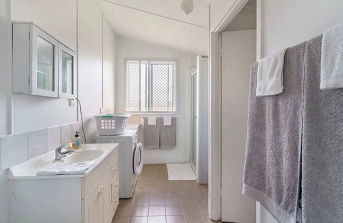 Torquay House | Family home in Torquay 5 min to beach/restaurants