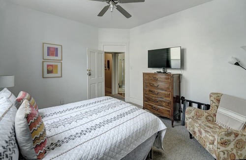 Cow Hollow Apartment | 4 Bedroom flat in ideal location by upscale shops, cafes. Fast WiFi