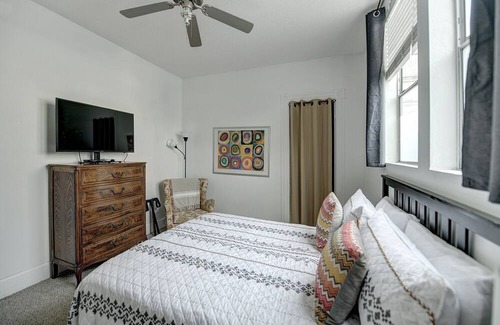 Cow Hollow Apartment | 4 Bedroom flat in ideal location by upscale shops, cafes. Fast WiFi