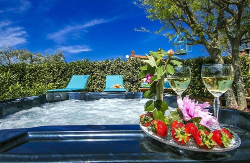 Rosini House | Villa Rossa is a charming renovated Istrian stone house located in the village Rosini near Porec.