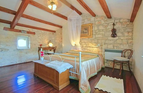 Rosini House | Villa Rossa is a charming renovated Istrian stone house located in the village Rosini near Porec.