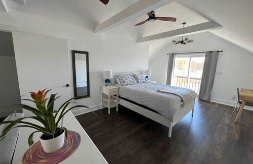 Mount Holly House | Newly Renovated Modern 2BR Waterfront Cottage with Dock