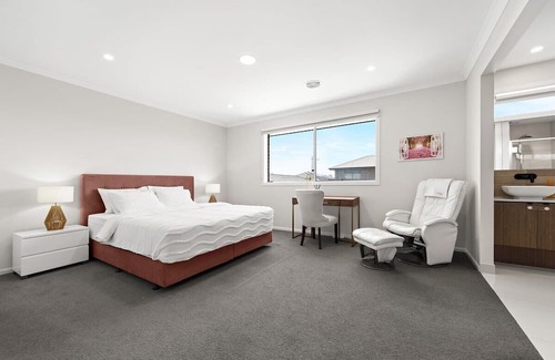 Werribee House | 4BR gateaway werribee SPA House