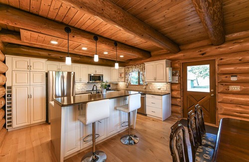 Courtenay House | Spacious Canadian dream log home with your own private oasis in Seal Bay area.