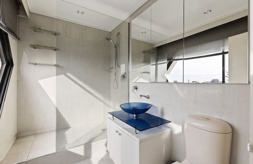 St Kilda Apartment | Beachfront Spacious 3brm Unit in St Kilda with Stunning Bay & City Views