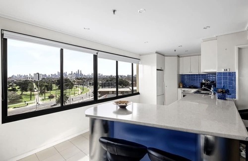 St Kilda Apartment | Beachfront Spacious 3brm Unit in St Kilda with Stunning Bay & City Views