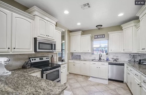 Iowa House | House in quiet Iowa near Lake Charles + EV charger