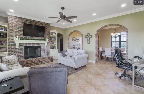 Iowa House | House in quiet Iowa near Lake Charles + EV charger