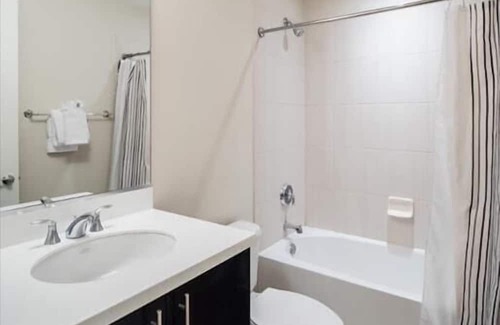 Downtown Washington D.C. House | Luxury 1 Bed | Fully-Furnished | Gym | Rooftop Terrace