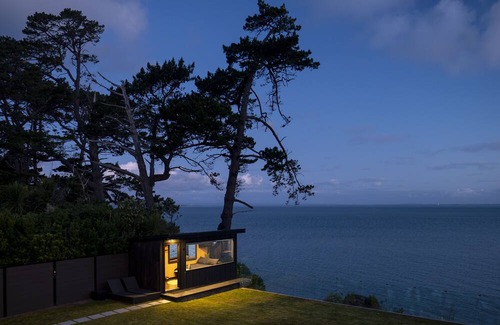 Laingholm Cabin | Clifftop Seaview Seduction