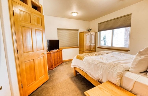 Thornton House | Private Basement by Outlet/Golf Course/East Lake