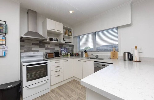 Glendowie House | St Heliers Gem: Beach and Scenic Routes Nearby
