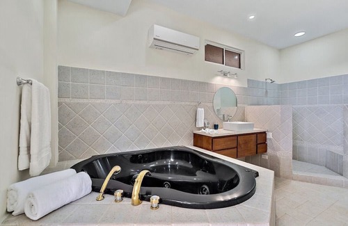 Mokuleia House | Kukui Hale - Short Walk to Beach, AC