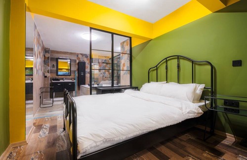 Moda Apartment | Flat w Jacuzzi and Backyard 6 min to Kadikoy Coast