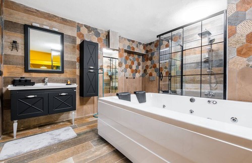Moda Apartment | Flat w Jacuzzi and Backyard 6 min to Kadikoy Coast
