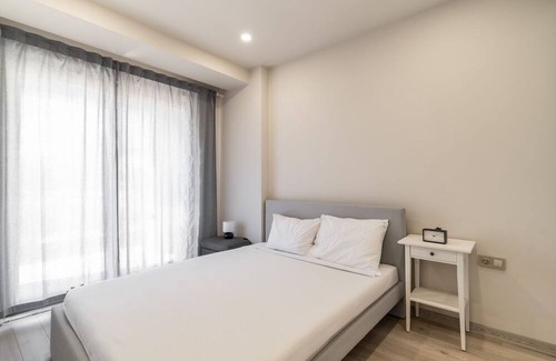 Lara Apartment | Central Studio w Balcony 10 min to Lara Beach