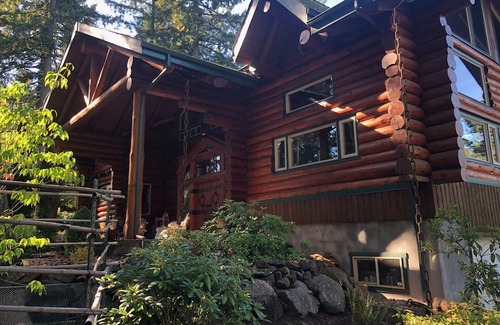 Eugene House | Spectacular log lodge on 5 acres of parkland 10 minutes from Eugene town