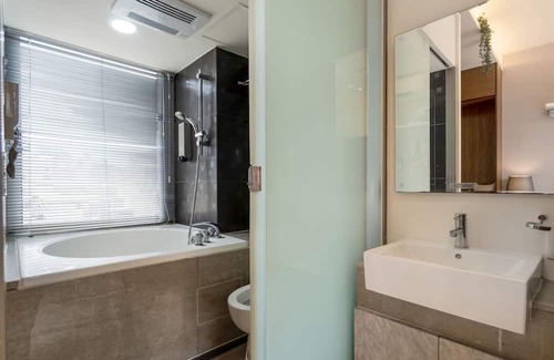 Xinyi Condo | 1B1b Cinema, Kitchen, Bathtub, Desk, 1.5min to MRT