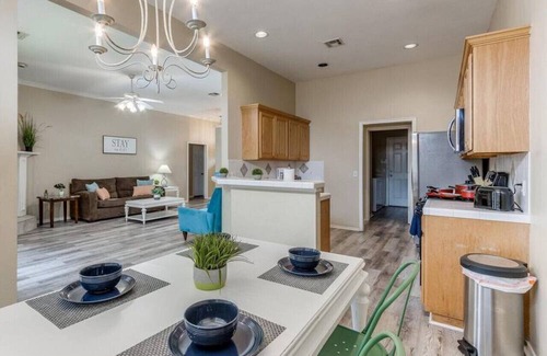 Edmond House | Self Check-in | Fiber Wifi | King bed