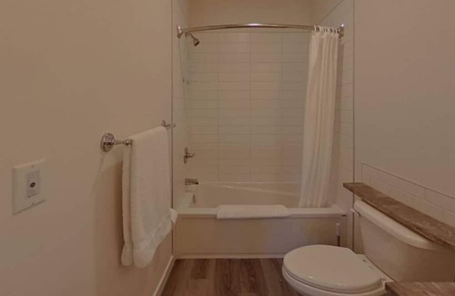 Hinton Apartment | King Suite at Creekstone