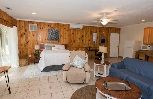Chesapeake Ranch Estates-Drum Point Apartment | Cozy Lakeside Studio Retreat steps away from the beach