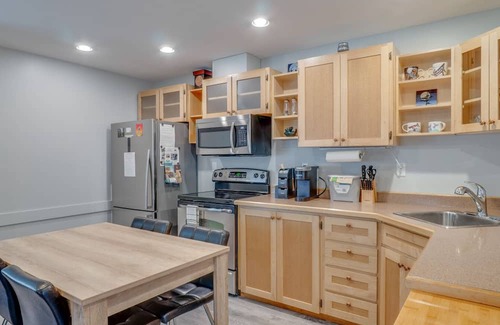 Port Alberni House | The Bear Guest House: Charming 1 bedroom house with private patio!