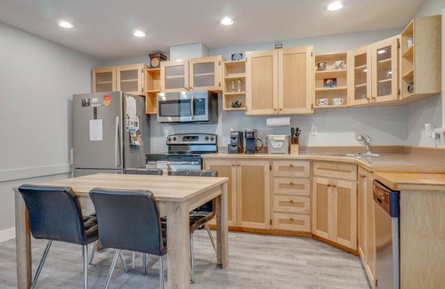 Port Alberni House | The Bear Guest House: Charming 1 bedroom house with private patio!