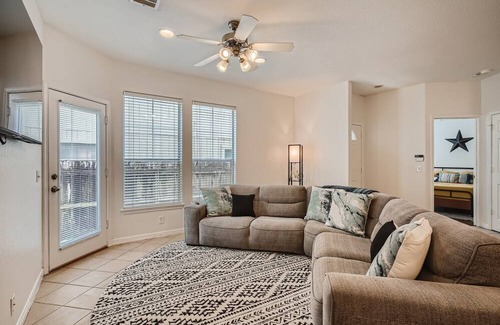 North Loop House | New Listing! 3/2 Centrally located Close to DT!