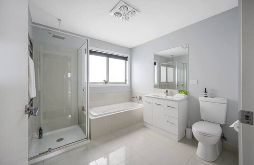 Geilston Bay House | Geilston Bay Hideaway-3 brm,2 bath ,7km to CBD