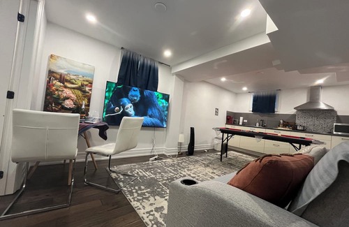 Richmond Hill Apartment | cozy1bedroom Guest suite(1queen bed+1 double Sofa bed,1floor mattress (5Guests)