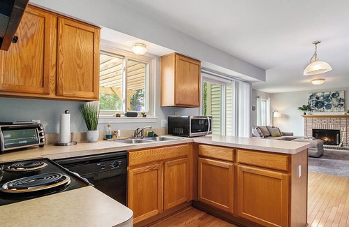 Ann Arbor House | Elegant Residence 3 Miles from UM Stadium