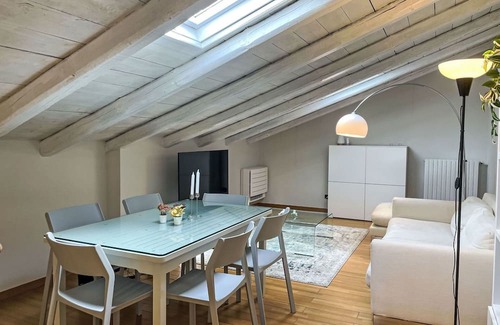 Montemagno House | Stunning villa for 3 guests with A/C, TV, terrace, pets allowed and panoramic view