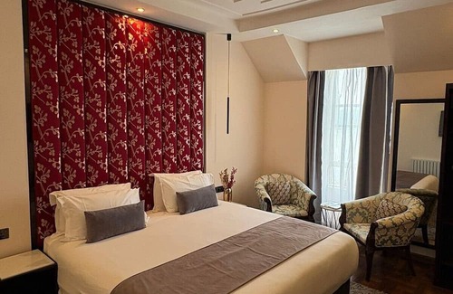 Oban Hotel | Oban Bay Escape: Central Stay with Pier Views, Walk to Distillery & McCaig’s Tow