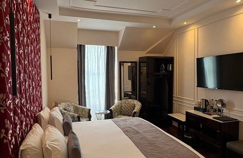 Oban Hotel | Oban Bay Escape: Central Stay with Pier Views, Walk to Distillery & McCaig’s Tow