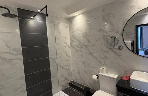 Oban Hotel | Oban Bay Escape: Central Stay with Pier Views, Walk to Distillery & McCaig’s Tow