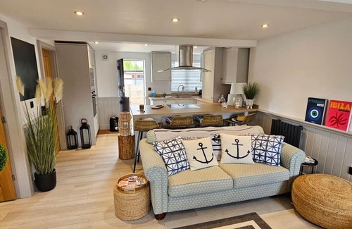 Grimsby Ski Chalet | Humberston Boathouse & Hot Tub - Cleethorpes Beach